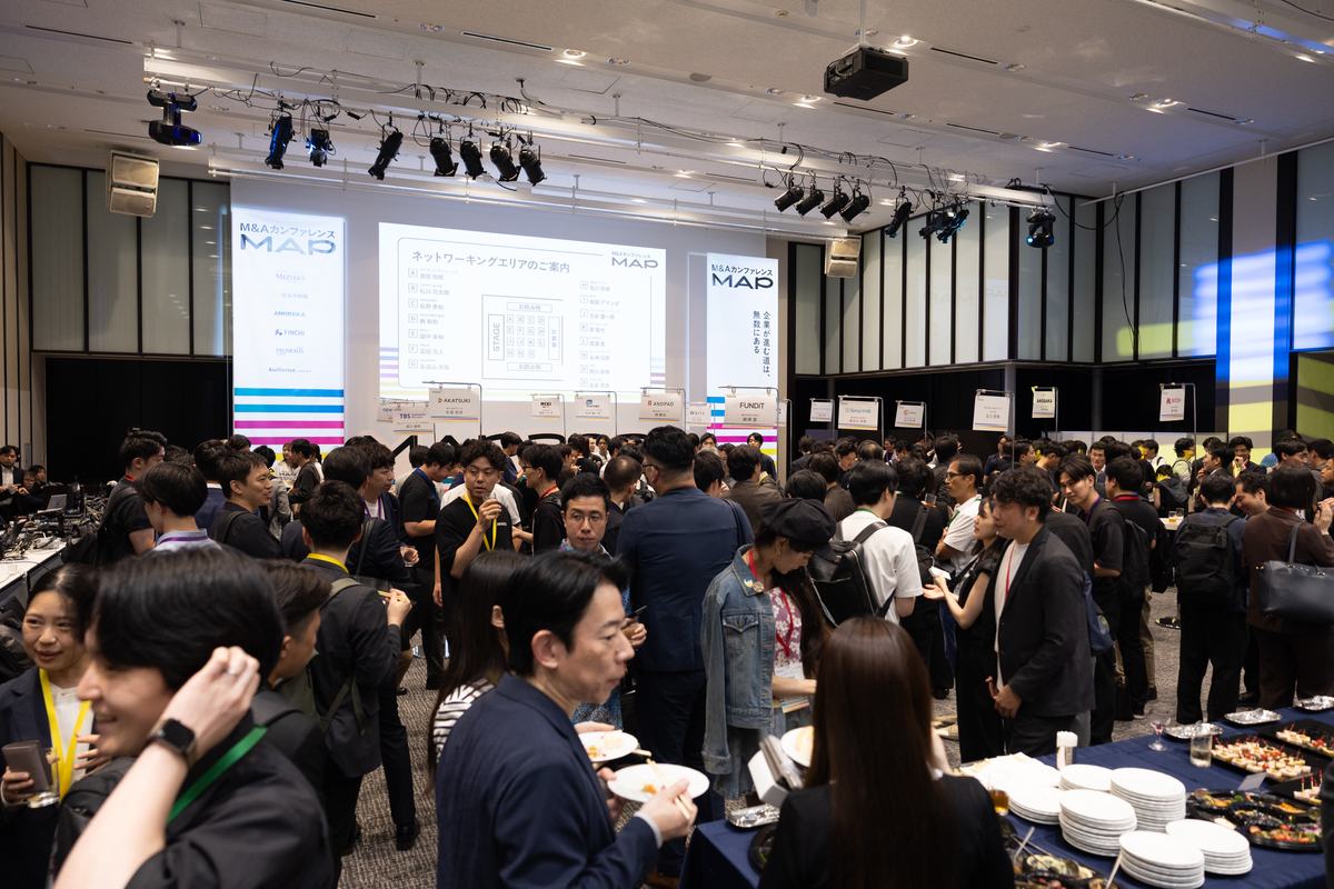 立食形式で交流する参加者