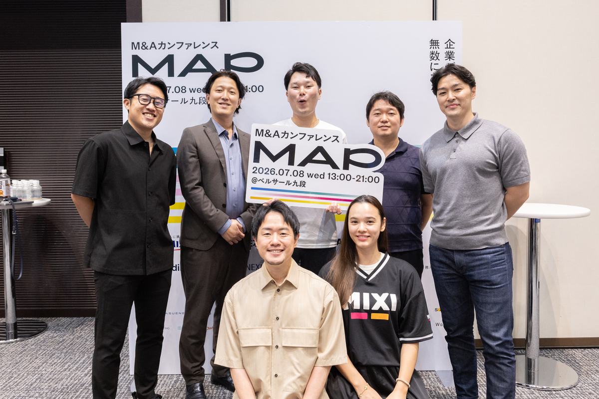 会場のMAPサインボード前に立つ5名