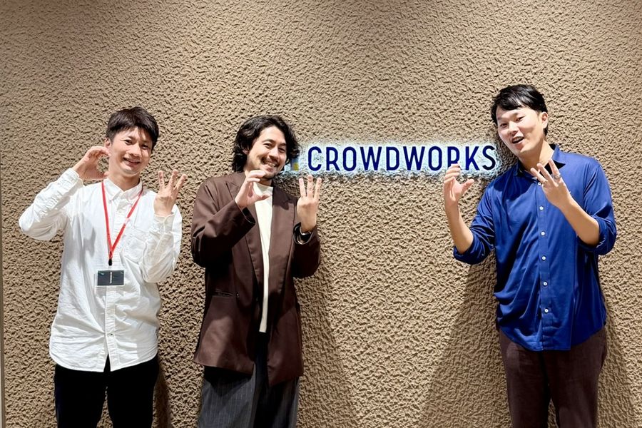 クラウドワークスのロゴ前で3名