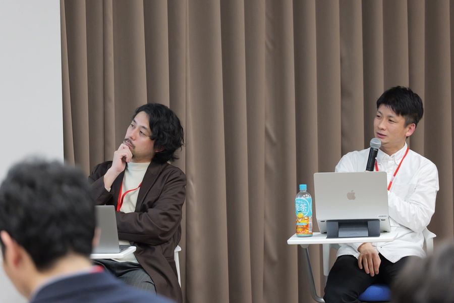 登壇者2名が座って話すパネルの様子