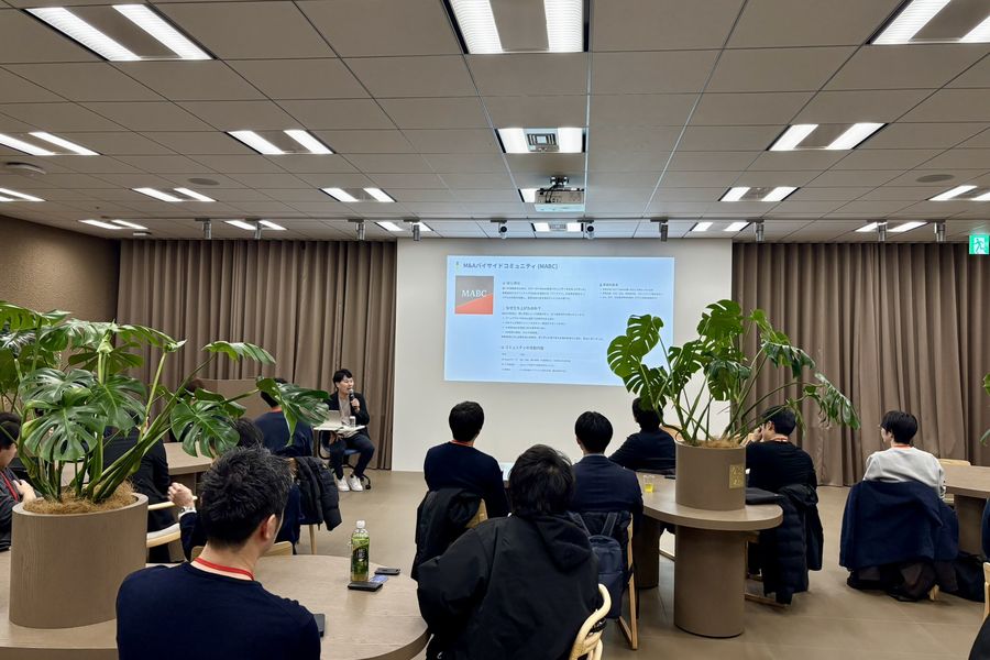 会議室での勉強会。前方のスクリーンにMABCの資料が映っている